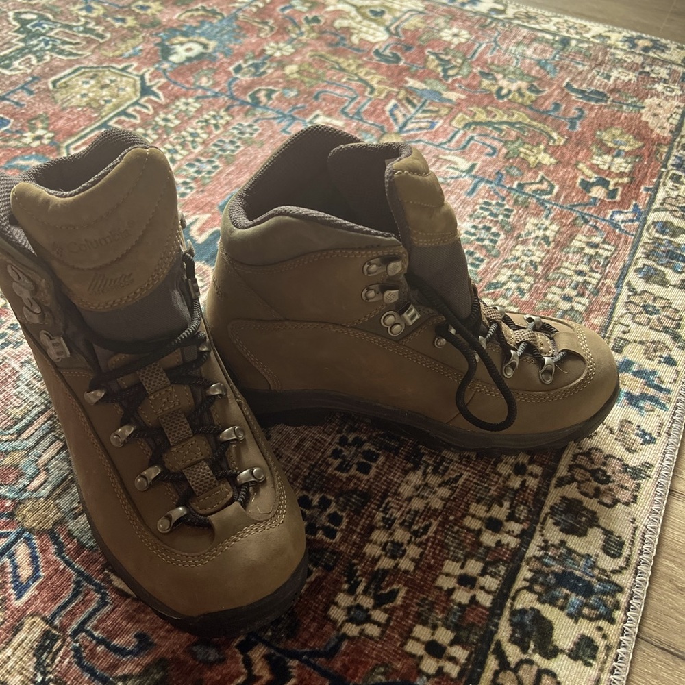 NWOT Columbia hiking boot. Women’s Size 7.